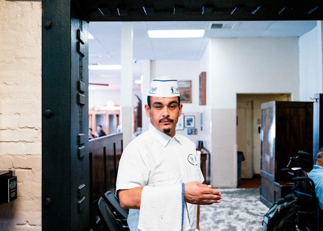 waiter jobs in Dubai